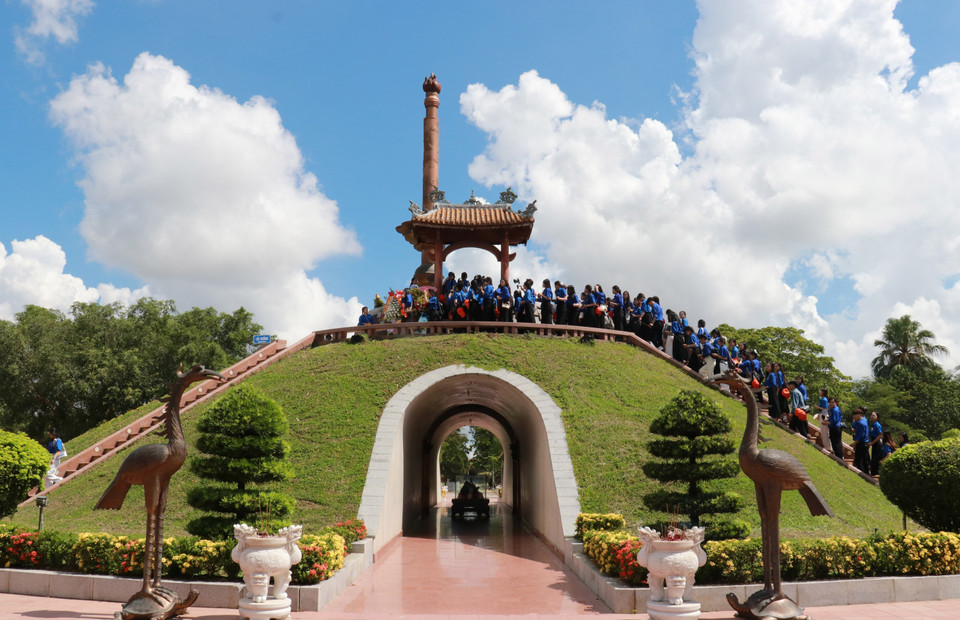 A large number of locals and visitors offer incense at the Quang Tri Ancient Citadel. (Photo: VNA)