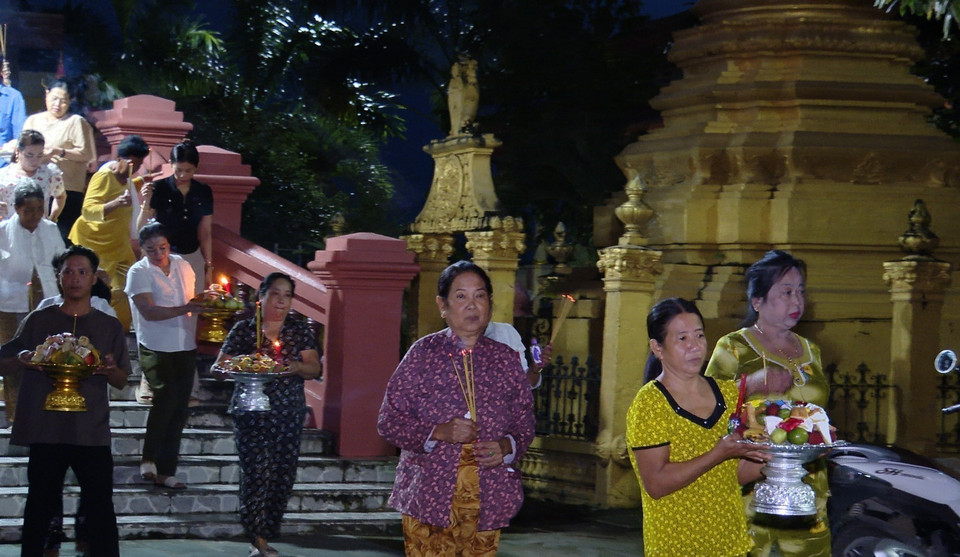 The Sene Dolta season, held annually from the 15th to the 30th day of the seventh lunar month, sees Khmer families visiting pagodas to offer meals and food to the monks. (Photo: VNA)