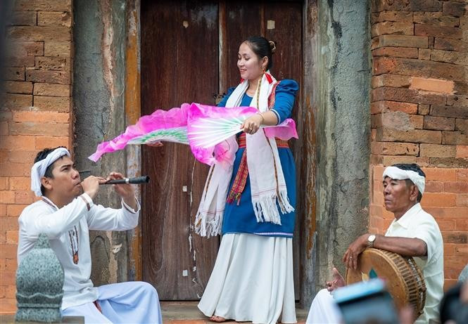 Products from My Nghiep village, with their distinctive Cham brocade motifs, are highly practical in daily life. (Photo: VNA)