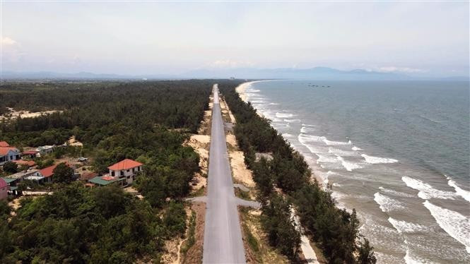 The Quang Tri coastal road opens up development opportunities for areas along the shoreline. (Photo: VNA)