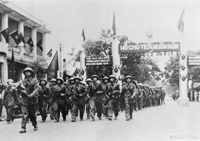 Excited residents of the capital eagerly welcome the advancing Vanguard Brigade troops entering from Hanoi’s gates. (File photo: VNA)