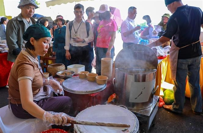 Booths introduce local specialties and culinary highlights from provinces and cities nationwide. (Photo: VNA)