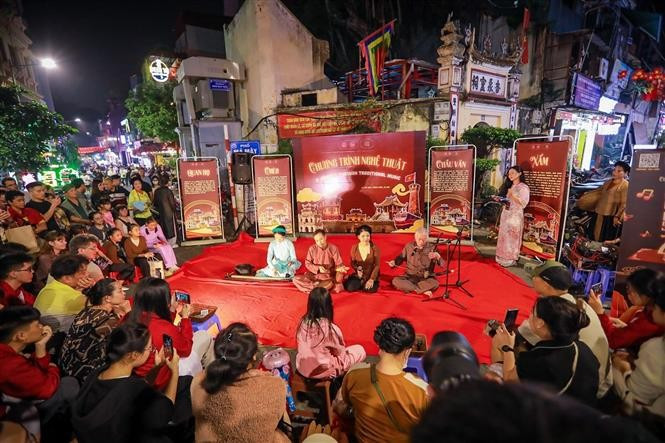 The traditional art space attracts great interest from both residents and tourists. (Photo: VNA)