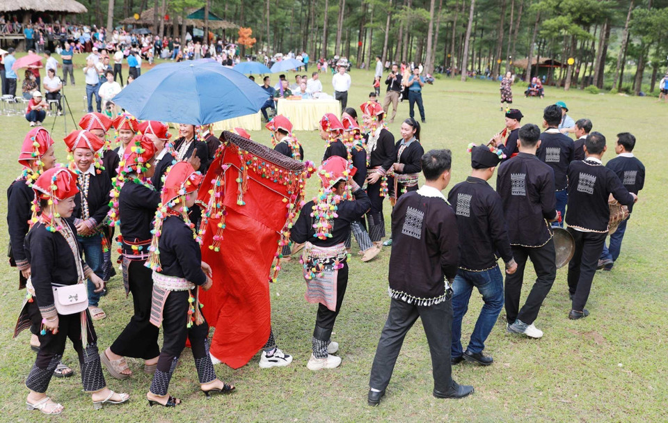 The bride procession ritual in the Red Dao wedding ceremony in Nam Sang hamlet, Muong Than commune, Lai Chau province. (Photo: VNA)