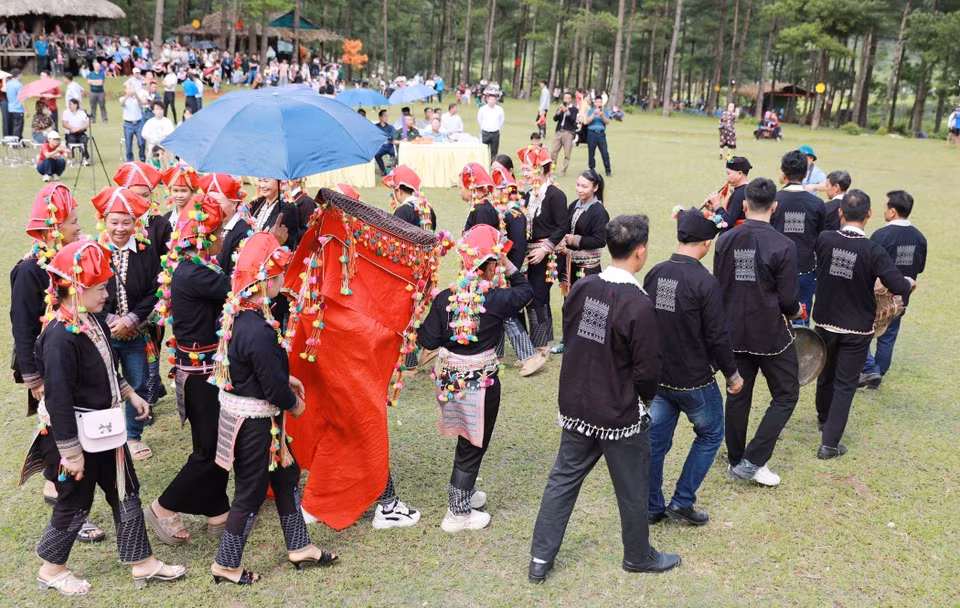 The bride procession ritual in the Red Dao wedding ceremony in Nam Sang hamlet, Muong Than commune, Lai Chau province. (Photo: VNA)