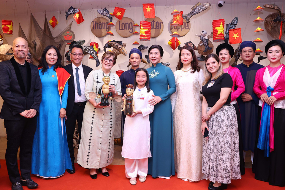 Thang Long Water Puppet Theatre presents the Cuban First Lady with a “Teu” puppet. (Photo: VNA)
