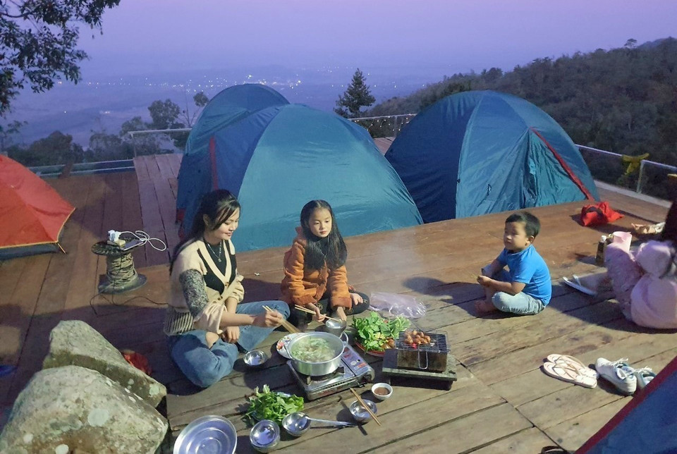 A tourist family chooses the “Nha Cua May” homestay atop Cam Mountain to embrace a “slow living” experience. (Photo: VNA)