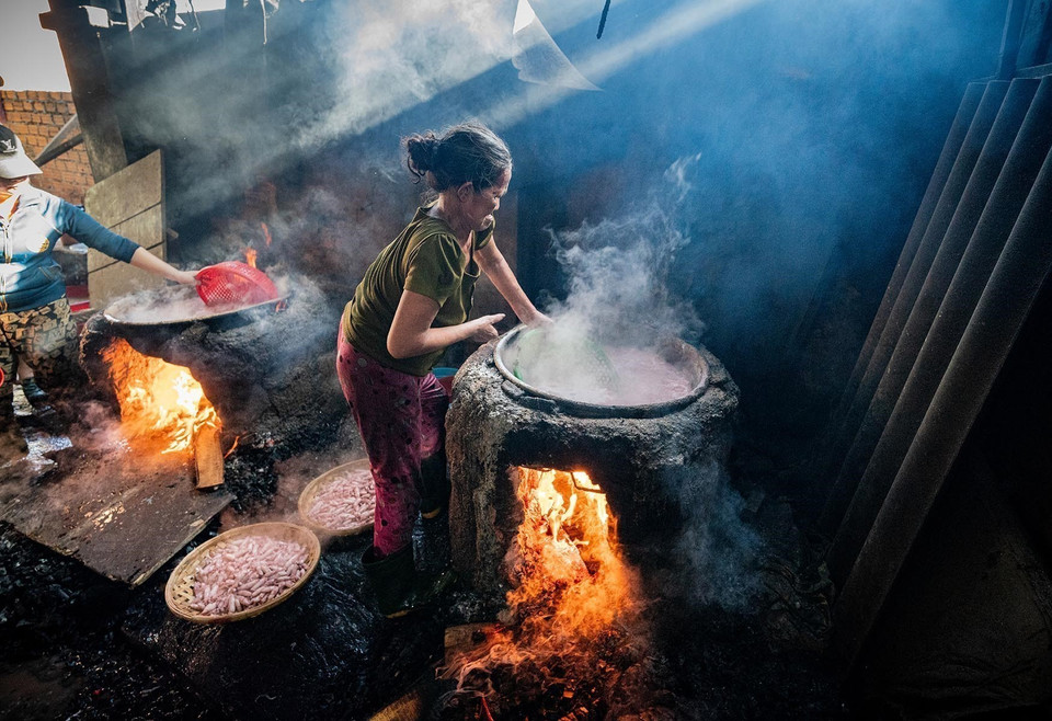 For generations, from early morning to late afternoon, by the ever-burning stoves, locals diligently carry out the fish-steaming craft. (Photo: VNA)