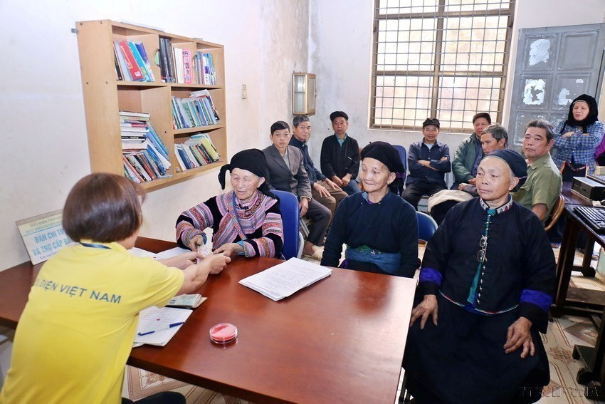 Monthly pension and social insurance allowance payments for the elderly via the post office at Nam Dich commune cultural post office, Tuyen Quang province. (Photo: VNA)