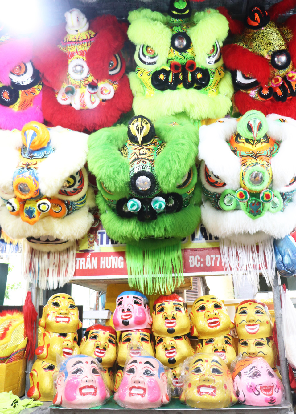 Large lion heads and Earth God masks handcrafted by Mr. Truong Nhu Rem (Tran Hung Dao Street, Phu Xuan ward, Hue city). (Photo: VNA)
