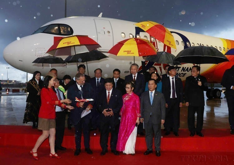 On the evening of October 7, 2024, at Orly Airport, Paris (France), Party General Secretary and President To Lam witnesses Airbus and Vietjet handing over a new aircraft, which bears the image marking the 50th anniversary of Vietnam - France diplomatic relations. (Photo: VNA)