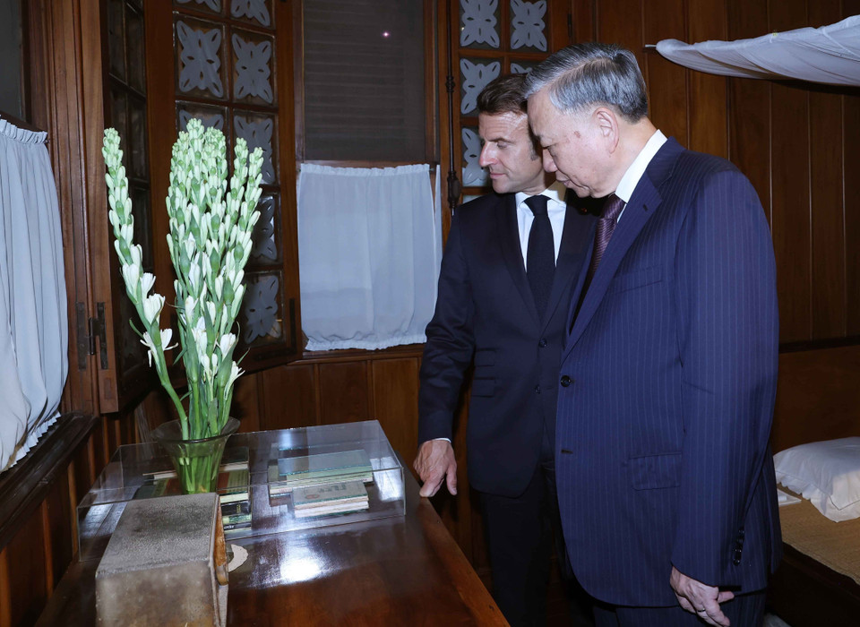 Party General Secretary To Lam and French President Emmanuel Macron visit President Ho Chi Minh's stilt house within the Ho Chi Minh Memorial Site. (Photo: VNA)