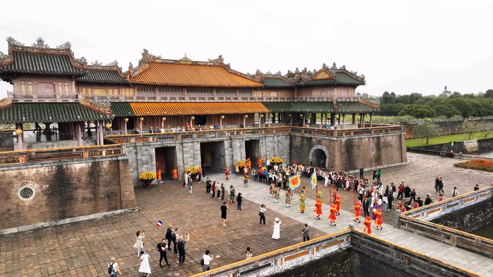 Reenactment of the “Changing the guard” ceremony at Ngo Mon Gate, the Hue Imperial City. (Photo: VNA)