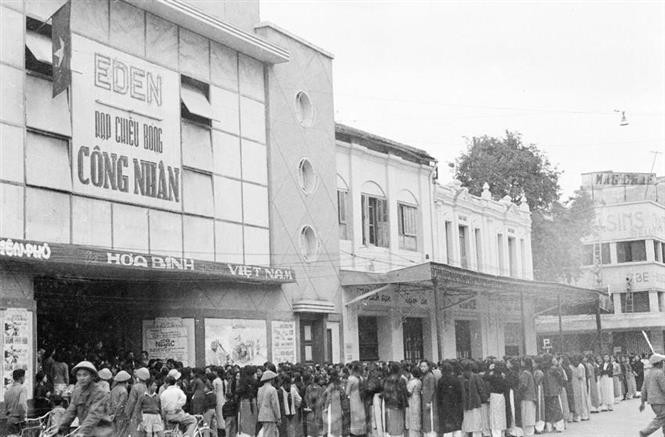 Cinema halls are filled once again. Daily life in the capital quickly returns to normal after liberation, marking the beginning of a new chapter in Hanoi’s history. (File photo: VNA)