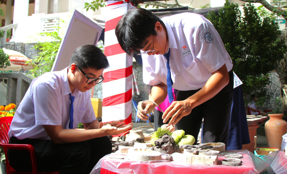 The ceramic-making experience space attracts many young visitors. (Photo: VNA)