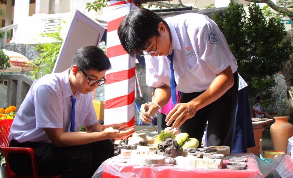 The ceramic-making experience space attracts many young visitors. (Photo: VNA)