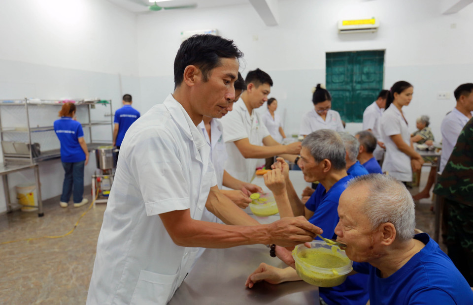 As most of the wounded and sick soldiers at the Kim Bang Nursing Centre suffer from chronic mental illness, their daily activities have to rely on caregivers and medical staff. (Photo: VNA)