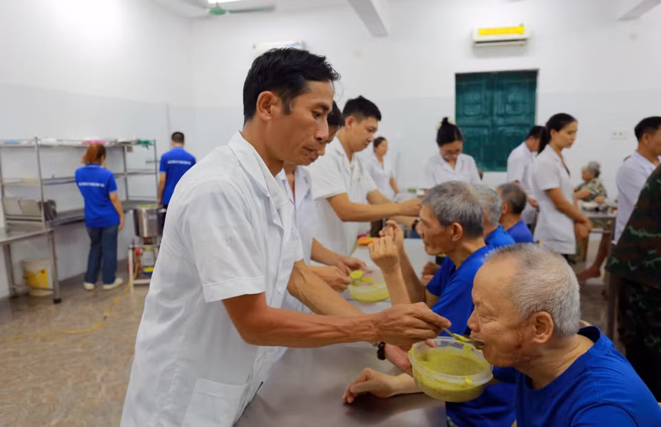 As most of the wounded and sick soldiers at the Kim Bang Nursing Centre suffer from chronic mental illness, their daily activities have to rely on caregivers and medical staff. (Photo: VNA)