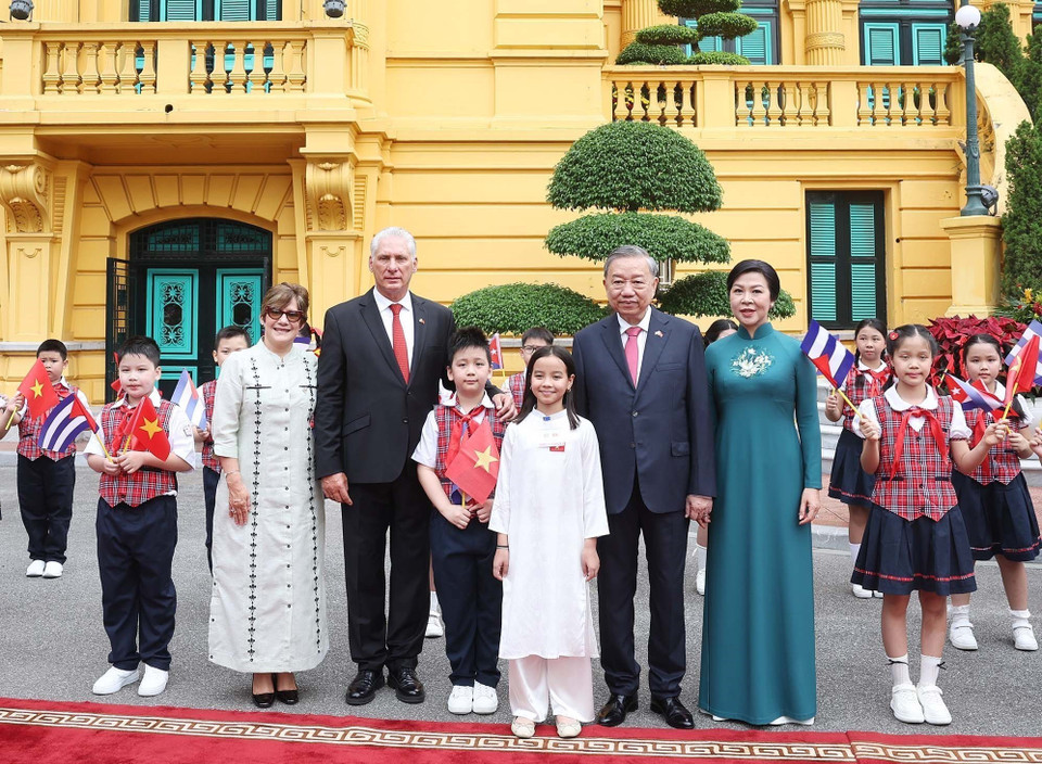 Party General Secretary To Lam and his spouse Ngo Phuong Ly together with First Secretary, President Miguel Díaz-Canel Bermúdez and his spouse Lis Cuesta Peraza pose for a photo with Hanoi children. (Photo: VNA)