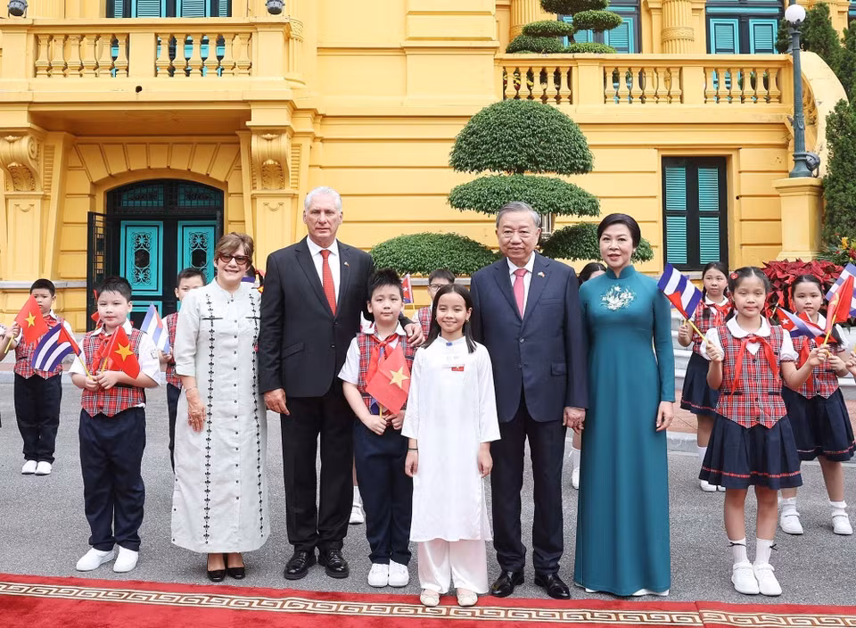 Party General Secretary To Lam and his spouse Ngo Phuong Ly together with First Secretary, President Miguel Díaz-Canel Bermúdez and his spouse Lis Cuesta Peraza pose for a photo with Hanoi children. (Photo: VNA)
