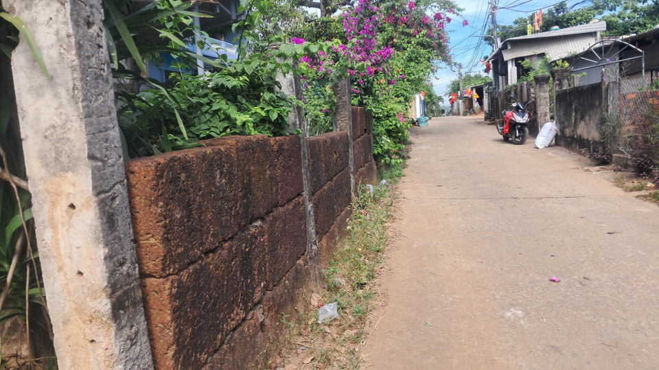 A fence is built from laterite. (Photo: VNA)