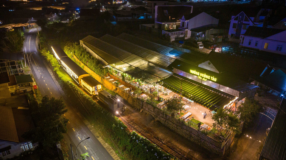 This train journey offers visitors a chance to take in the enchanting night-time scenery of Da Lat city. (Photo: VNA)