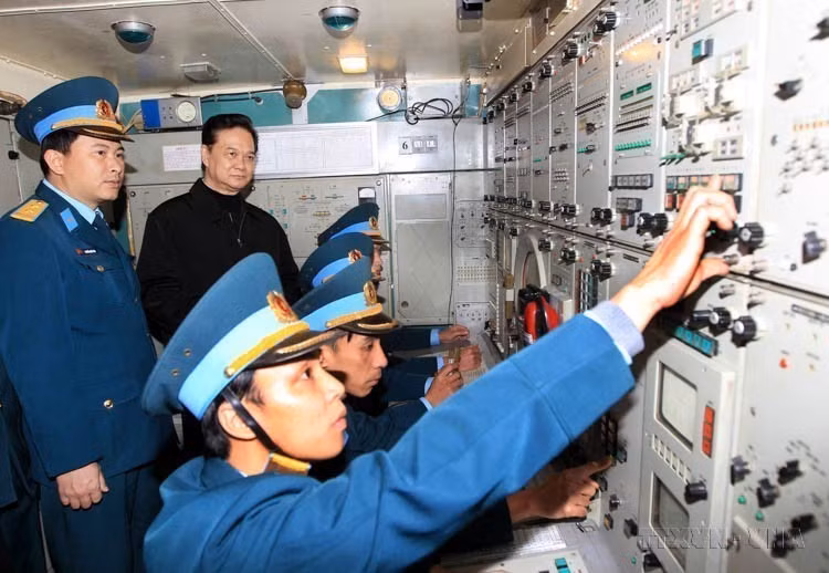 Prime Minister Nguyen Tan Dung visits and inspects combat readiness at the Air Defence Missile Unit 64 (Division 361) on Jan. 13, 2013. (Photo: VNA)