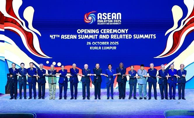 Prime Minister Pham Minh Chinh poses for a group photo with heads of delegations at the opening ceremony of the 47th ASEAN Summit. (Photo: VNA)