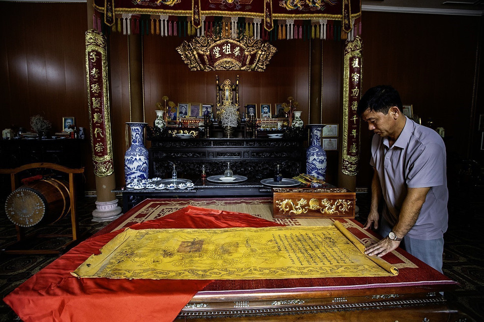 Dinh Cong Thao, fourth-generation descendant of Dinh Cong Thinh - who served as Governor of Hoa Binh from 1919 to 1928 under the Nguyen dynasty, pictured with royal decrees granted to the Dinh Cong family. (Photo: VNA)