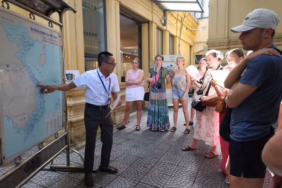 International visitors listen to a tour guide’s introduction about the Museum of Cham Sculpture in Da Nang. (Photo: VNA)