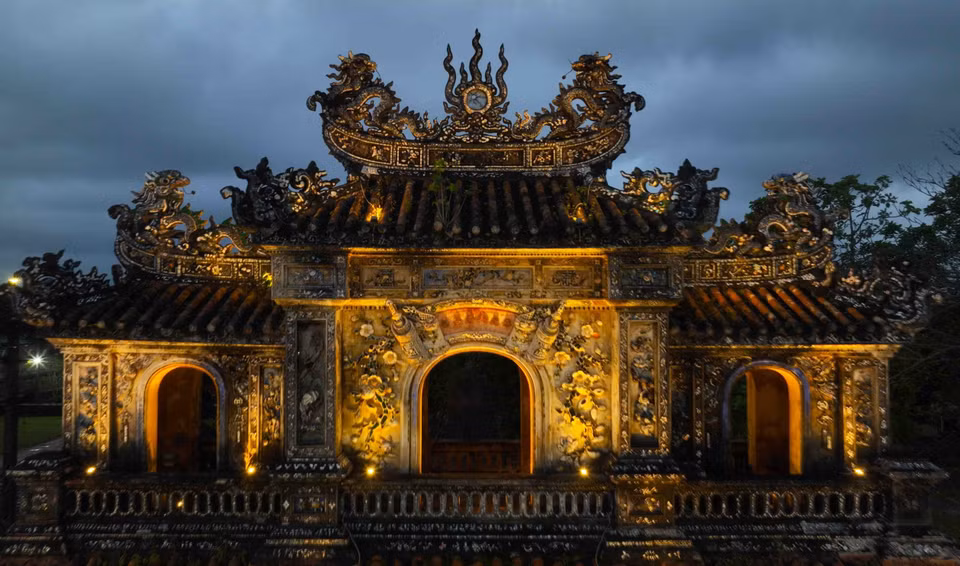 Hien Nhon Gate (also called Hien Nhan) is located on the eastern side of Hue’s Imperial City, on Doan Thi Diem Street in Thuan Thanh Ward, Hue City. In the past, this gate was reserved for male officials, and it is considered the most beautiful among the 13 gates, adorned with intricate carvings and decorations. (Photo: VNA)