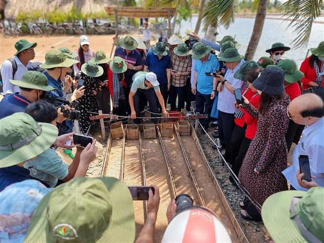 Meanwhile, Vinh Long province receives nearly 7 million visitors, an increase of 12% compared to the same period last year. In the photo: Tourists enjoy traditional folk games at the Con Chim Community Tourism Site in Hoa Minh commune, Vĩnh Long province. (Photo: VNA)