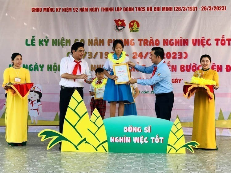 Awarding certificates to children who achieved the title of "Hero of a Thousand Good Deeds" in Can Tho City on March 24, 2023. (Photo: VNA)
