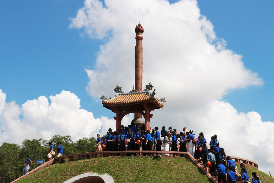 Streams of people come to pay homage to those who fight and scarify their lives to defend the Quang Tri Ancient Citadel. (Photo: VNA)