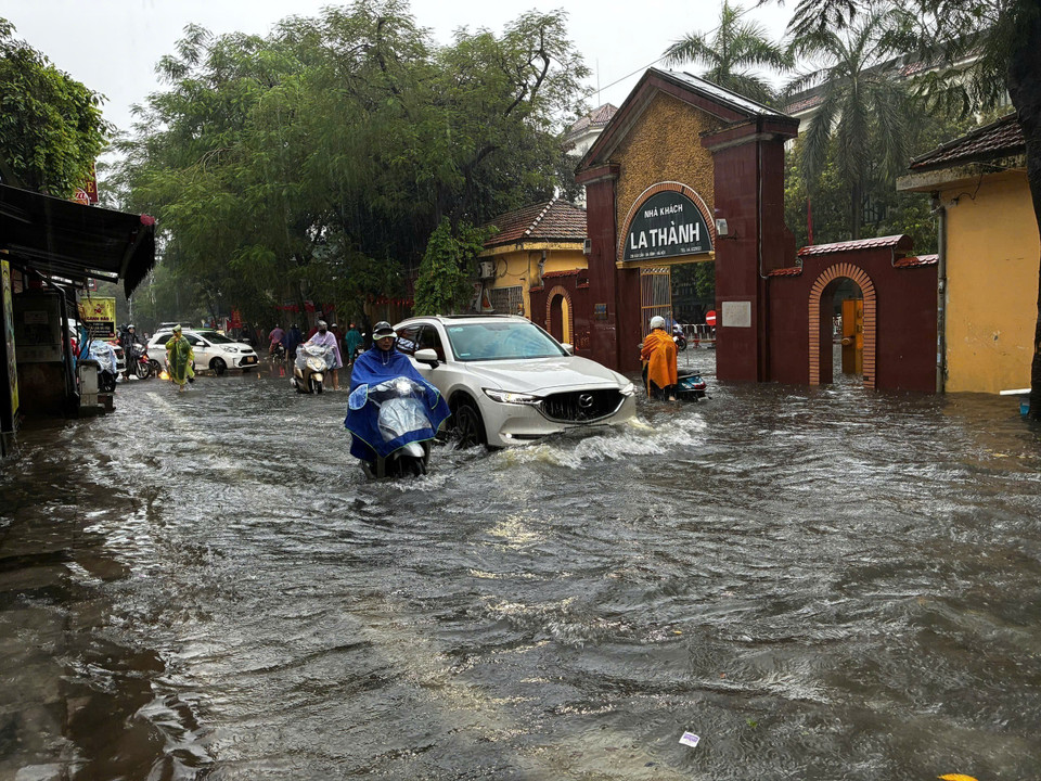 Deep flooding on Doi Can street disrupts traffic. (Photo: VNA)
