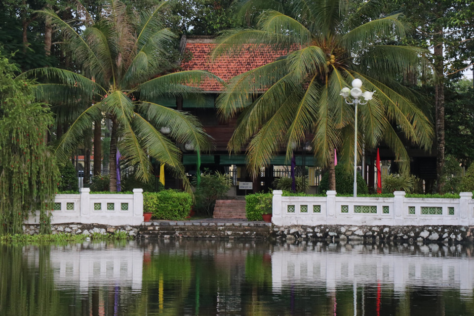 A replica of Uncle Ho’s stilt house, built in 2012 at 97% of the original scale, stands within the temple grounds. (Photo: VNA)