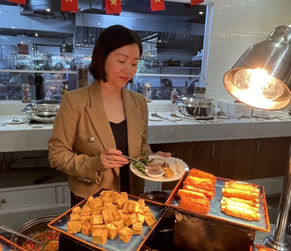 A diner selecting dishes at Chic Restaurant, Ho Chi Minh City. (Photo: VNA)