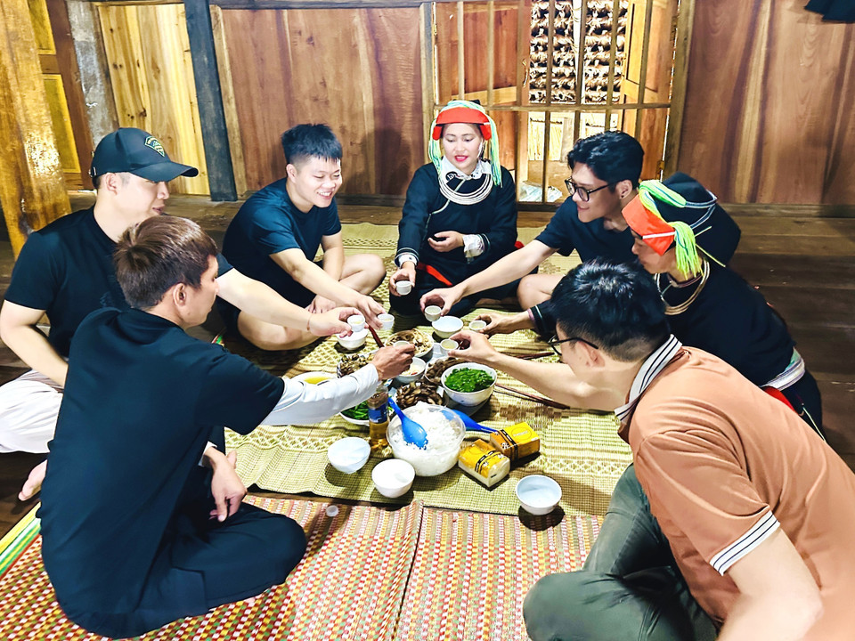 A family meal with typical Dao dishes in a moss-roofed house in Thanh Thuy. (Photo: VNA)