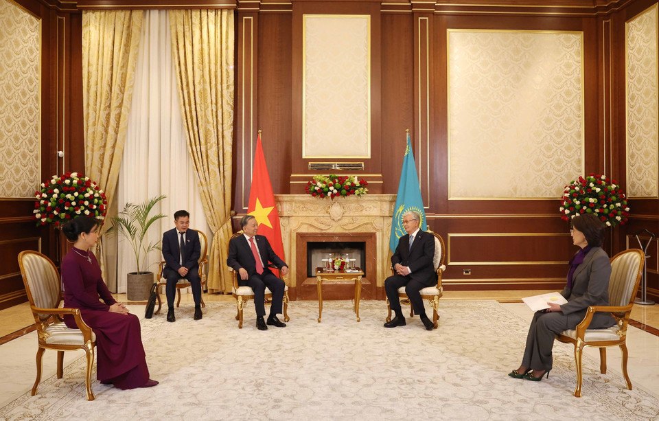 President of Kazakhstan Kassym-Jomart Tokayev welcomes Party General Secretary To Lam and his spouse. (Photo: VNA)