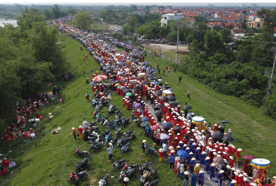 Many residents of Phu Dong commune take part in the festival, assuming roles such as Phu Gia guards, and members of the “Red-Clad” and “Black-Clad” villages. (Photo: VNA)