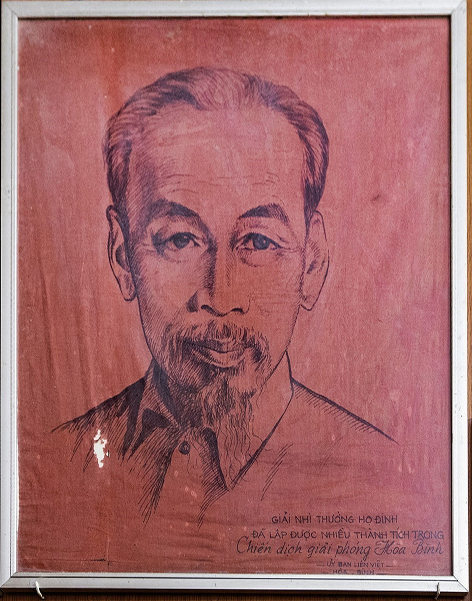 The award presented to the Dinh Cong family for their outstanding achievements during the Hoa Binh liberation campaign. (Photo: VNA)