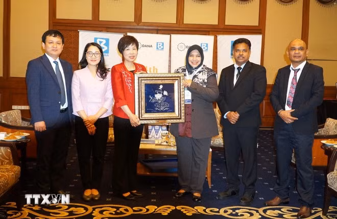 VNA General Director Vu Viet Trang presents a souvenir to the leadership of Bernama during their participation in the 54th OANA Executive Board Meeting. (Photo: VNA)