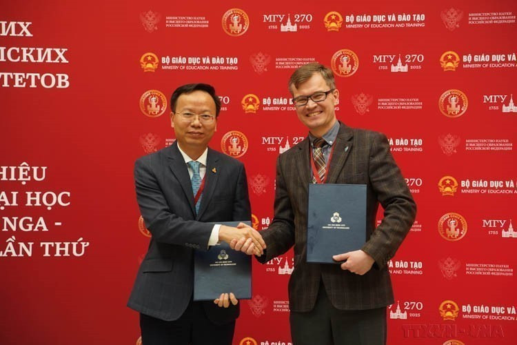 Exchanging the minutes of agreement between Far Eastern Federal University and Ho Chi Minh City University of Technology - Vietnam National University at the 2nd Vietnam - Russia University Rectors' Forum (Moscow, April 18, 2024). (Photo: VNA)