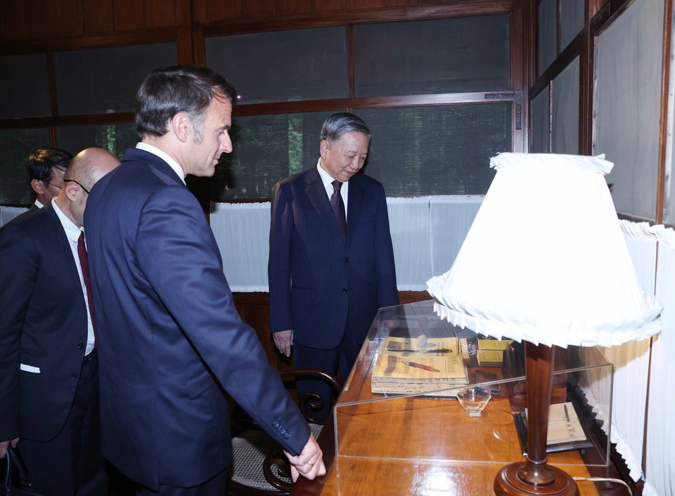 Party General Secretary To Lam and French President Emmanuel Macron visit President Ho Chi Minh's stilt house within the Ho Chi Minh Memorial Site. (Photo: VNA)