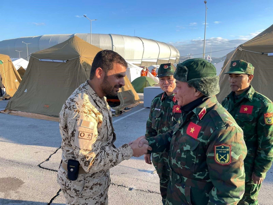 Major General Pham Van Ty, head of the Vietnamese military rescue delegation, visits the Senegalese rescue team during the joint mission to support earthquake recovery efforts in Hatay Province, Turkey, on February 15, 2023. (Photo: VNA)