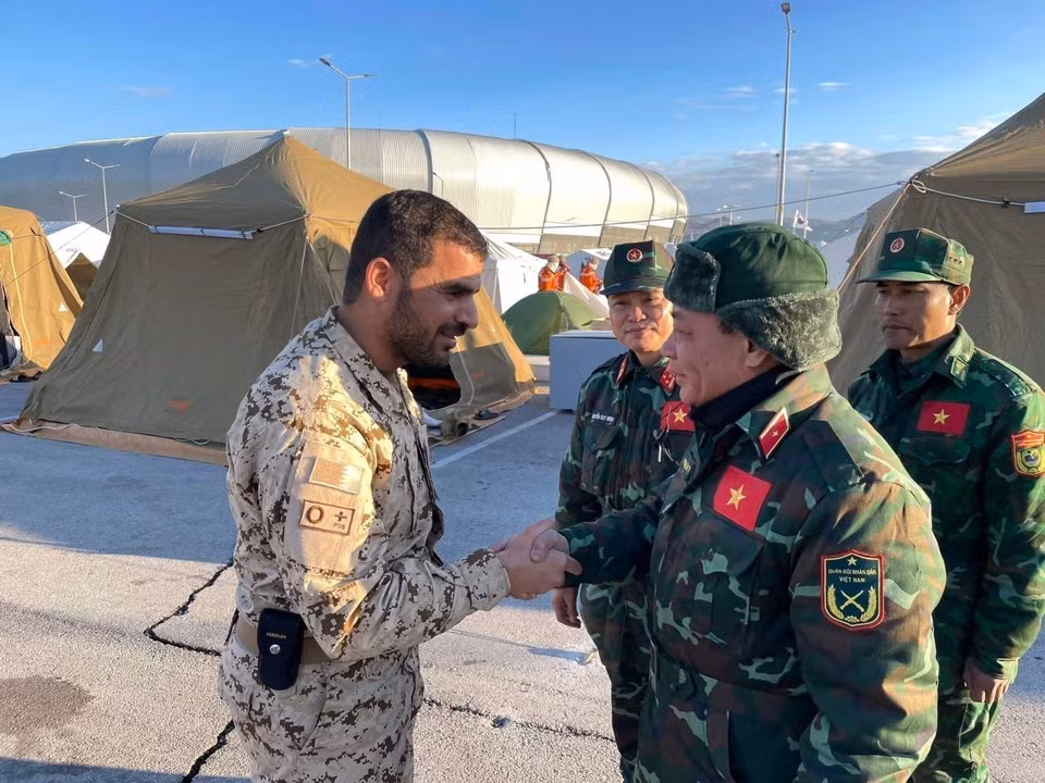 Major General Pham Van Ty, head of the Vietnamese military rescue delegation, visits the Senegalese rescue team during the joint mission to support earthquake recovery efforts in Hatay Province, Turkey, on February 15, 2023. (Photo: VNA)