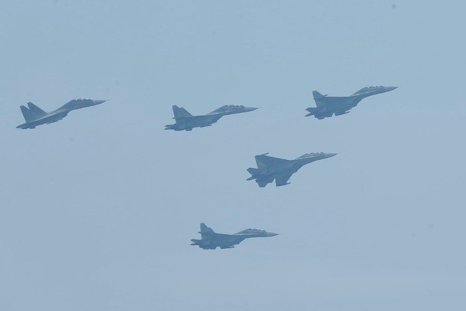 Five Su-30MK2 fighter jets rehearse in an arrow formation in preparation for the A80 grand celebration. (Photo: VNA)