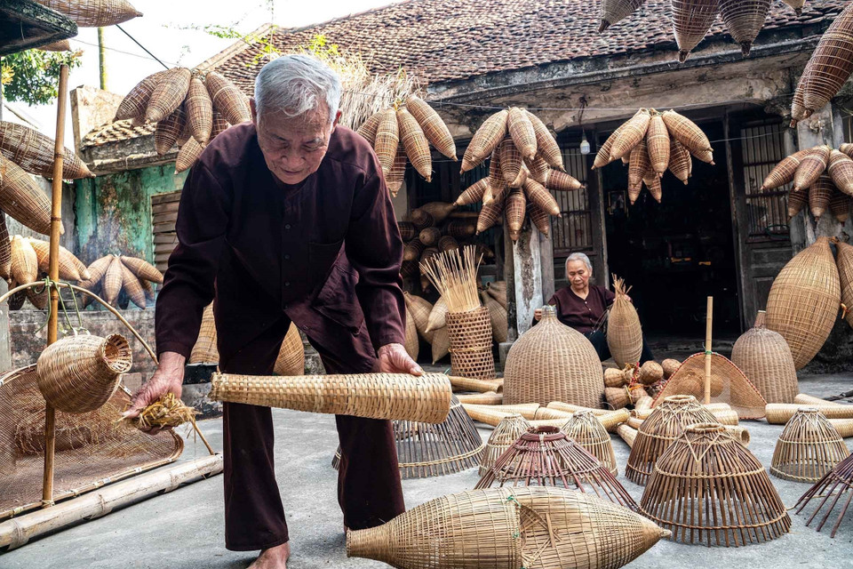 Mr. Luong Son Bac, now 80 years old, has been weaving since the age of 13 and remains dedicated to preserving the traditional craft. (Photo: VNA)