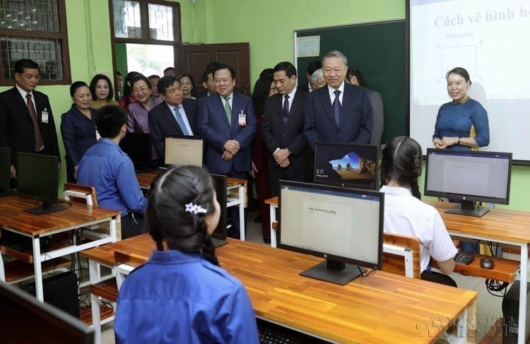 President To Lam visits the computer classroom of the Laos-Vietnam Bilingual School (Nguyen Du School) in Vientiane during his State visit to Laos on July 12, 2024. (Photo: VNA)