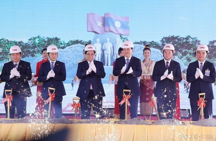 Prime Minister Pham Minh Chinh and his Lao counterpart Sonexay Siphandone attend the groundbreaking ceremony of the Laos-Vietnam Friendship Park – a symbolic cultural project reflecting the special solidarity between the two countries, in Vientiane, on January 10, 2025. (Photo: VNA)